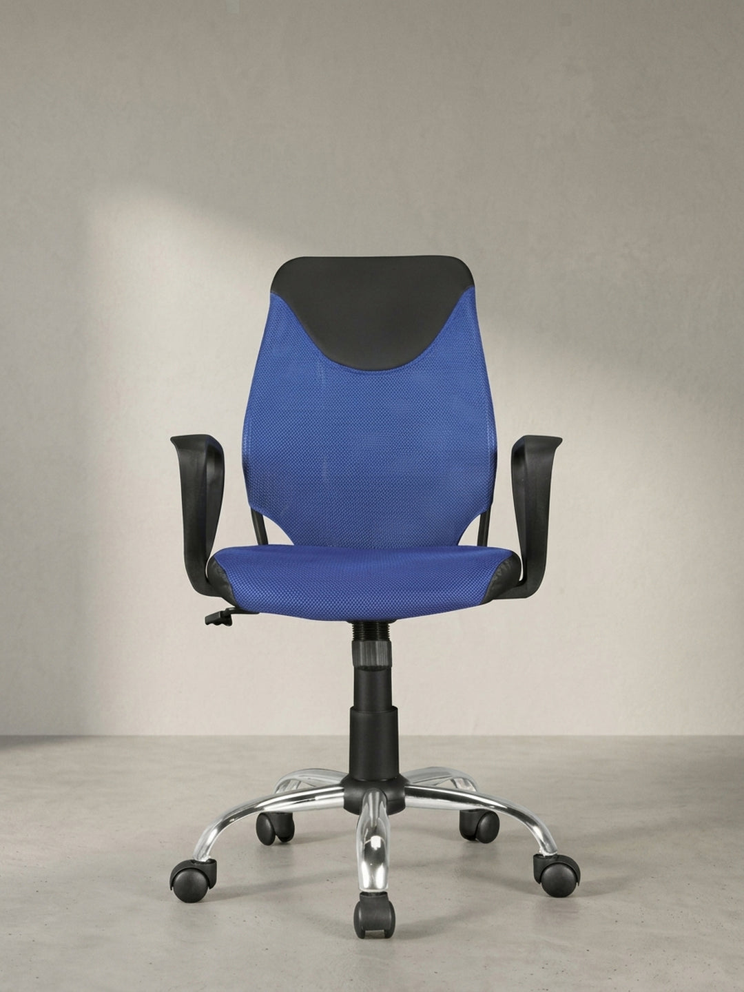 Blau-schwarzer Jugenddrehstuhl mit atmungsaktivem Netzstoff und gebogener Rückenlehne in schräger Ansicht, die ergonomische Form betonend._