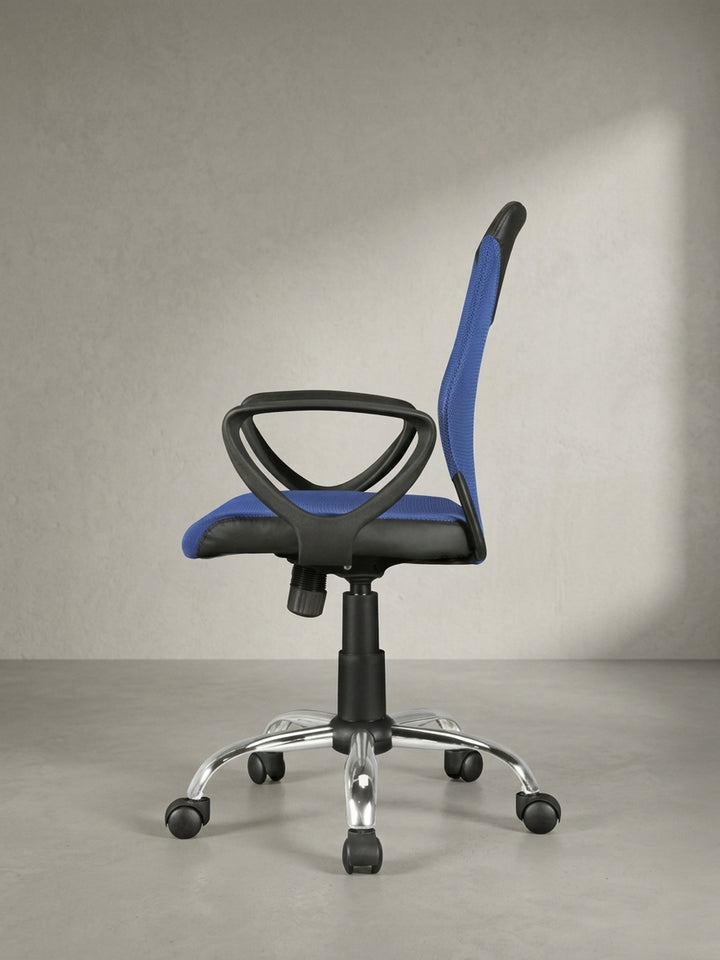 Höhenverstellbarer Kinder-Drehstuhl in leuchtendem Blau mit schwarzem Rahmendesign, schräg von hinten fotografiert._