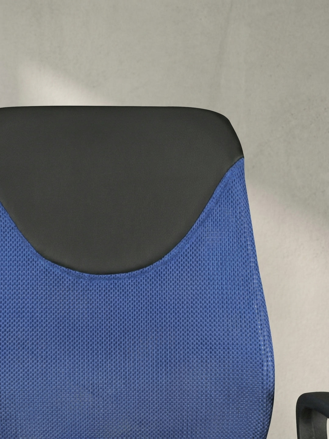 Gesamtansicht des funktionalen Kinder-Schreibtischstuhls mit blauem Sitzpolster, ergonomischem Design und leichtgängigen Rollen._