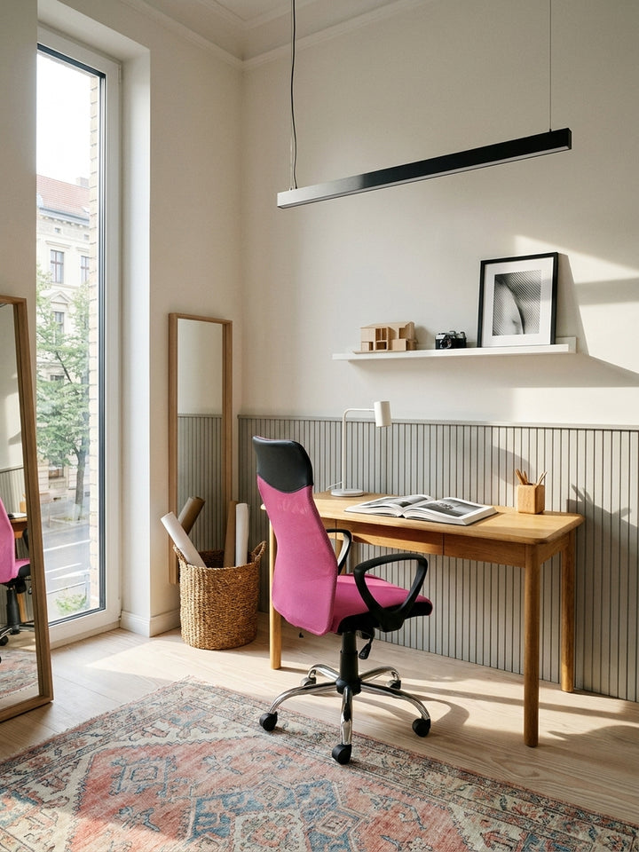 Kinder-Schreibtischstuhl in leuchtendem Pink und Schwarz an einem massiven Eichenholzschreibtisch in einem eleganten Jugendzimmer mit Fischgrätparkett._