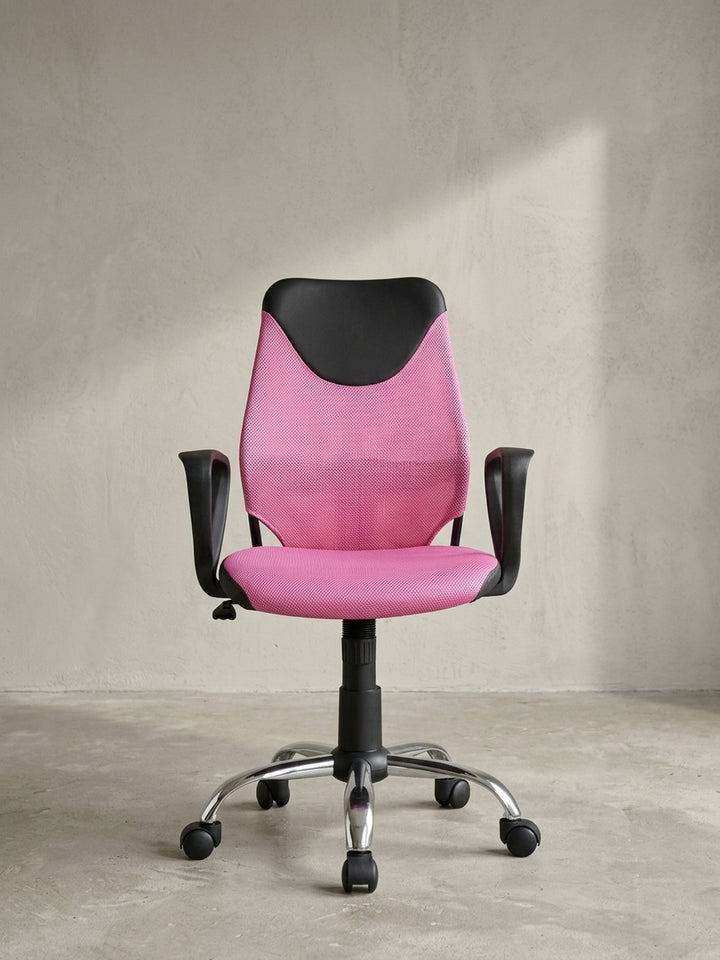 Jugend-Drehstuhl in Pink und Schwarz schräg von vorne gesehen, die geschwungene, ergonomische Rückenlehne auf neutralem Hintergrund._
