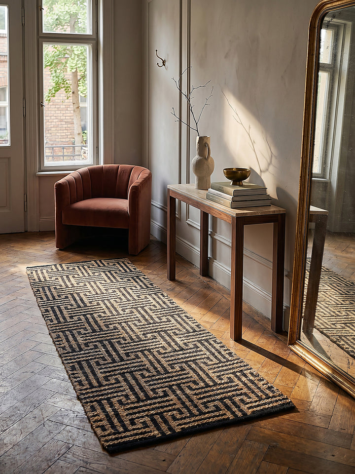 Teppich Natur-Schwarz Läufer im Wohnzimmer mit Couchtisch und Wohnaccessoires Wohnidee skandinavisch modern_