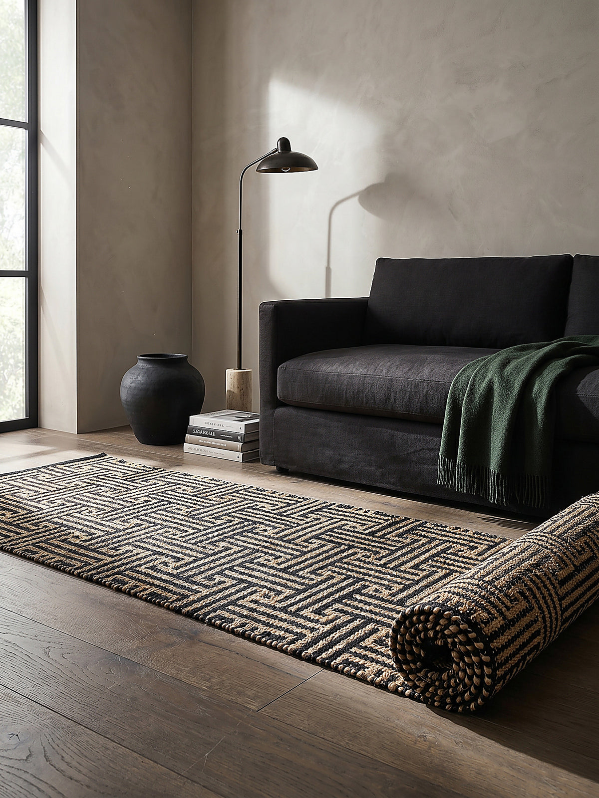 Teppich Natur-Schwarz Läufer Editorial Interior als Designobjekt drapiert hochwertige Wohnaccessoires