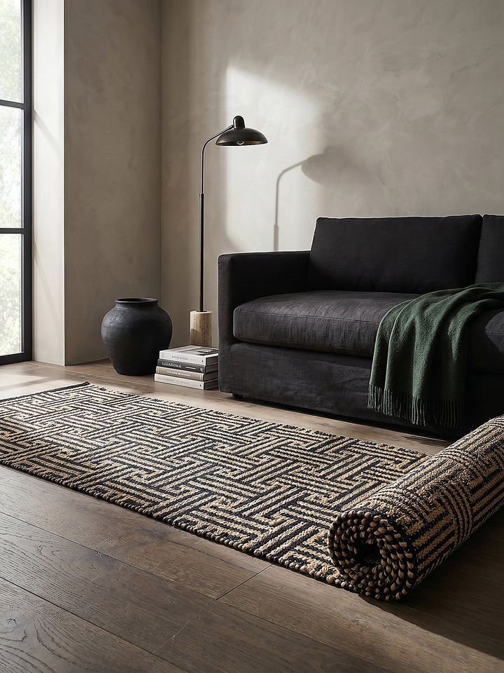 Teppich Natur-Schwarz Läufer Editorial Interior als Designobjekt drapiert hochwertige Wohnaccessoires_