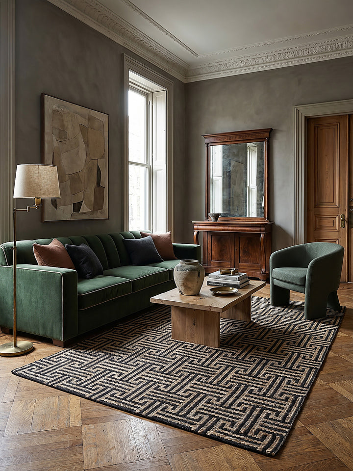 Teppich Natur-Schwarz rechteckig Editorial Interior als Designobjekt drapiert hochwertige Wohnaccessoires_