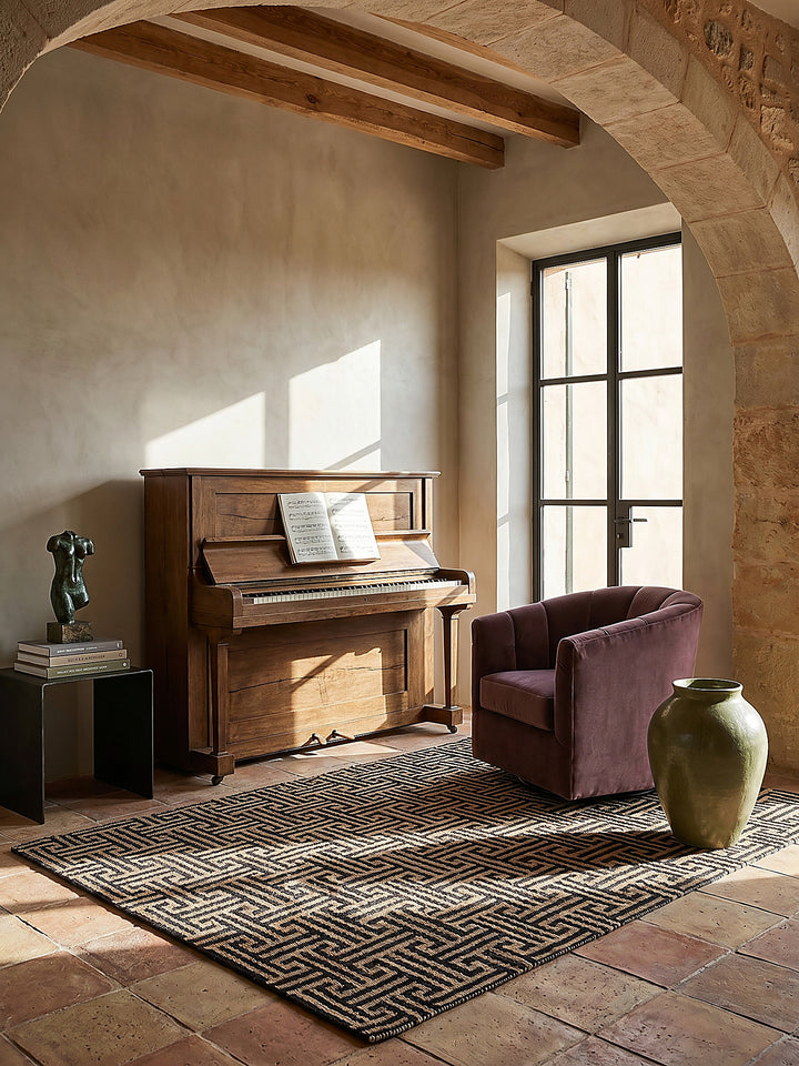 Teppich Natur-Schwarz rechteckig im Wohnzimmer mit Couchtisch und Wohnaccessoires Wohnidee skandinavisch modern_