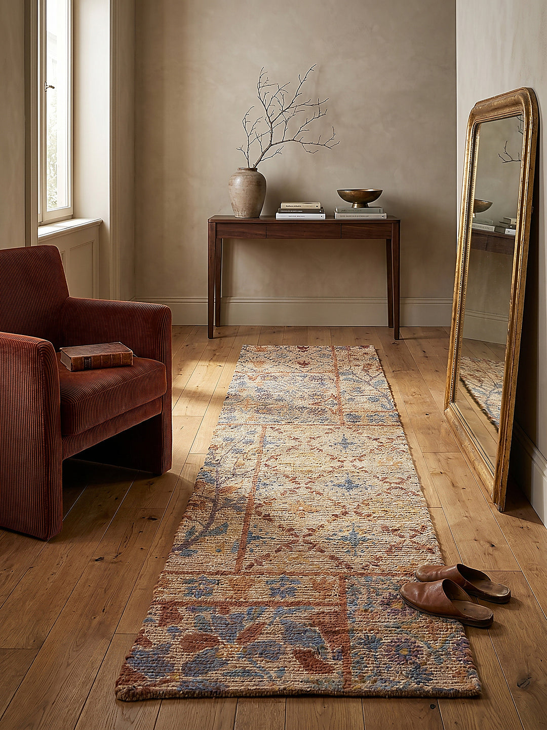 Teppich Natur-Blau Läufer im Wohnzimmer mit Couchtisch und Wohnaccessoires Wohnidee skandinavisch modern_