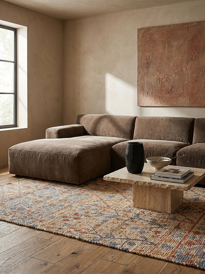 Teppich Natur-Blau rechteckig Editorial Interior als Designobjekt drapiert hochwertige Wohnaccessoires_