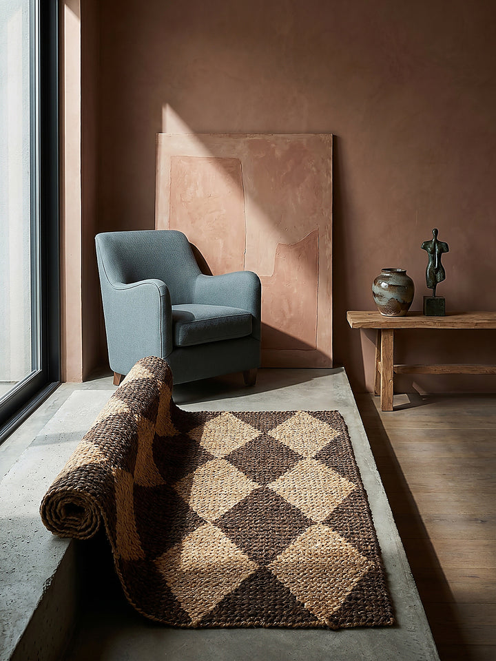 Teppich Braun Läufer Editorial Interior als Designobjekt drapiert hochwertige Wohnaccessoires_