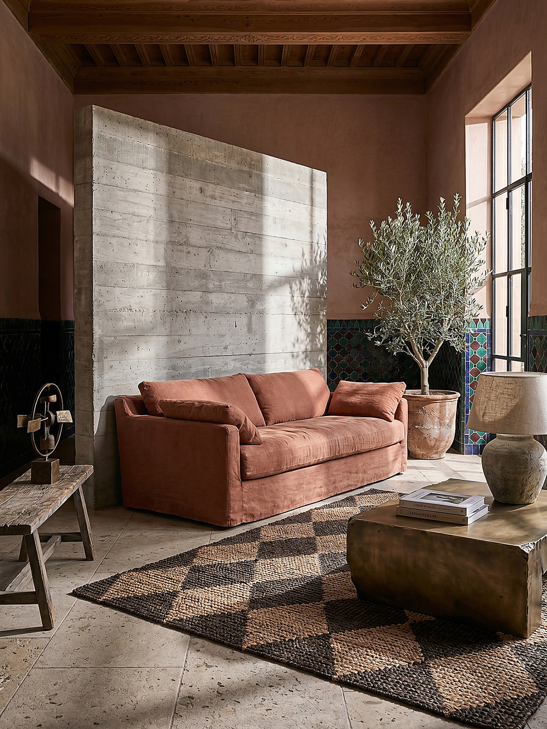 Teppich Braun rechteckig Editorial Interior als Designobjekt drapiert hochwertige Wohnaccessoires_