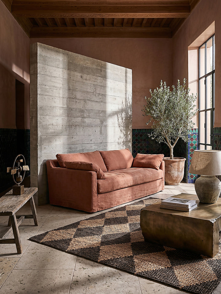 Teppich Braun rechteckig Editorial Interior als Designobjekt drapiert hochwertige Wohnaccessoires_