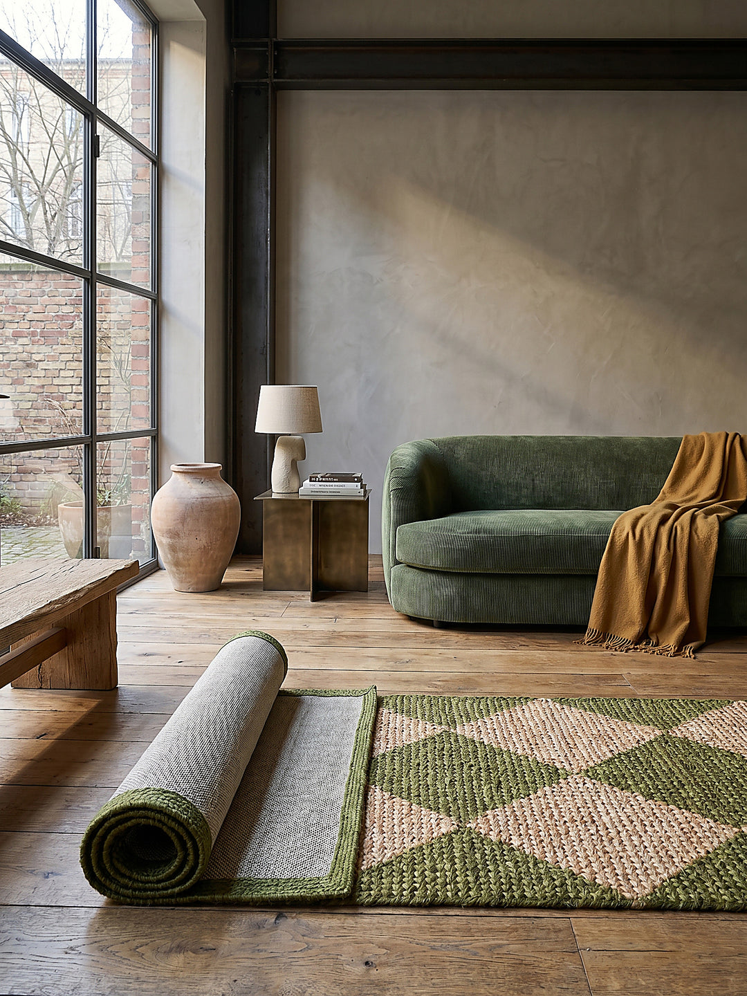 Teppich Olivegrün Läufer Editorial Interior als Designobjekt drapiert hochwertige Wohnaccessoires_