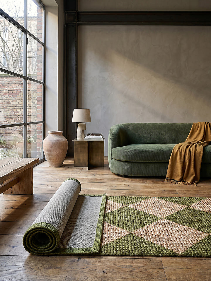 Teppich Olivegrün Läufer Editorial Interior als Designobjekt drapiert hochwertige Wohnaccessoires_