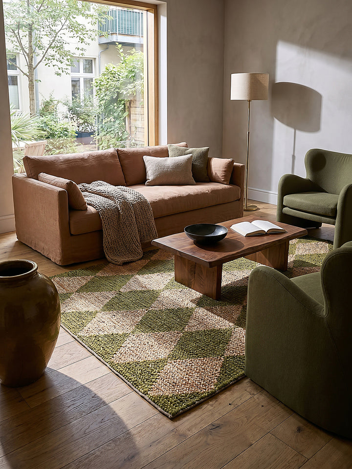Teppich Olivegrün rechteckig Editorial Interior als Designobjekt drapiert hochwertige Wohnaccessoires_