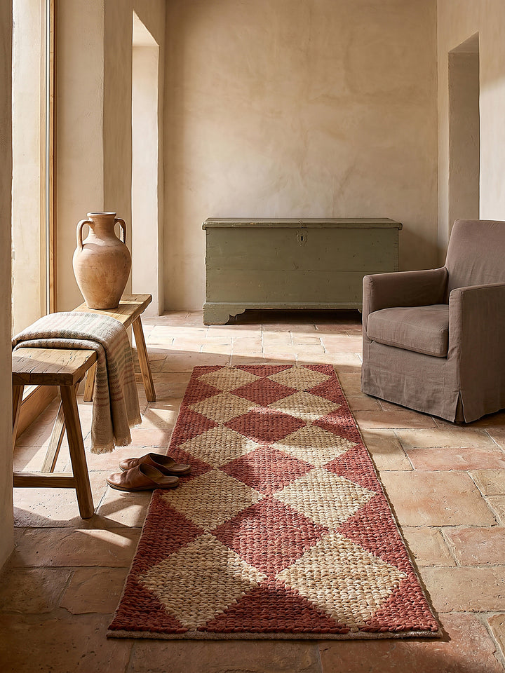 Teppich Terrakotta Läufer im Wohnzimmer mit Couchtisch und Wohnaccessoires Wohnidee skandinavisch modern_