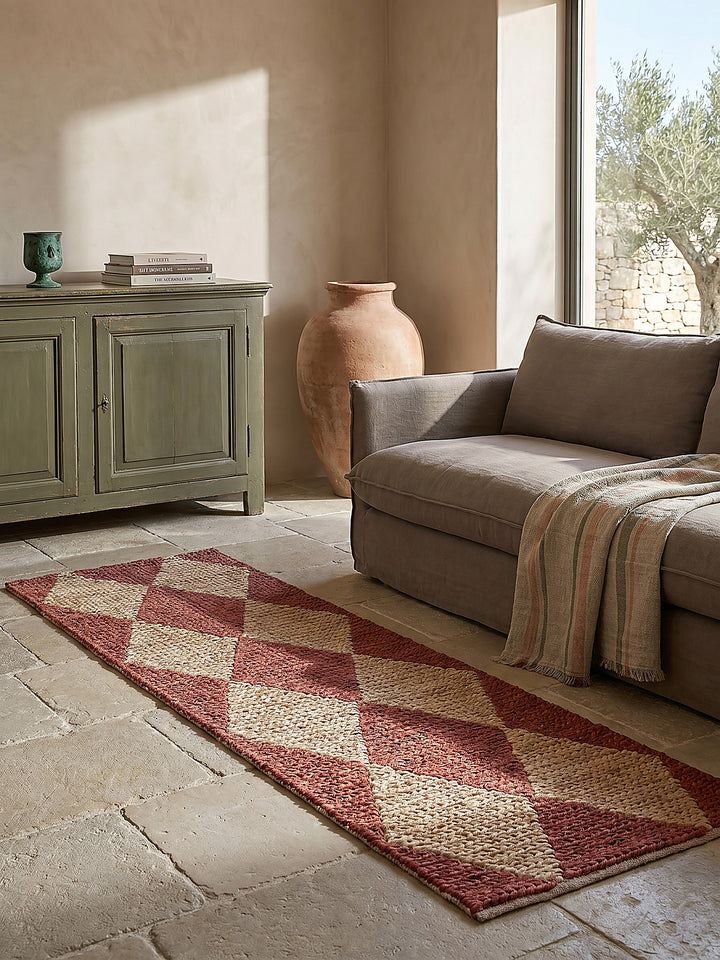 Teppich Terrakotta Läufer Editorial Interior als Designobjekt drapiert hochwertige Wohnaccessoires_