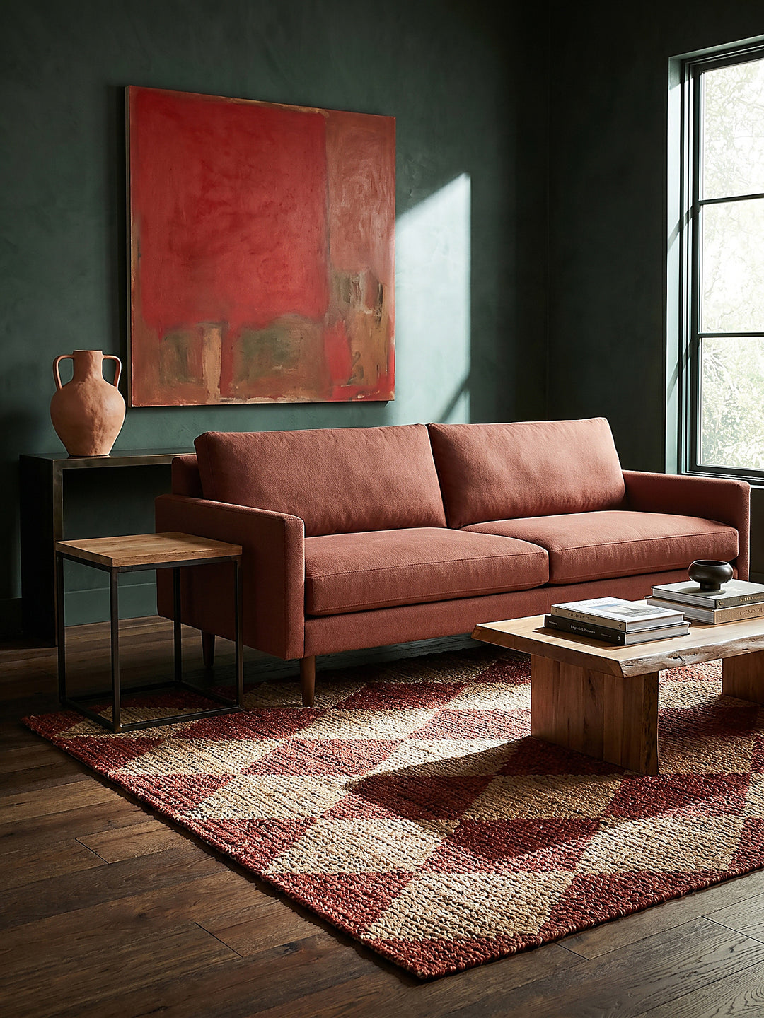 Teppich Terrakotta rechteckig im Wohnzimmer mit Couchtisch und Wohnaccessoires Wohnidee skandinavisch modern_