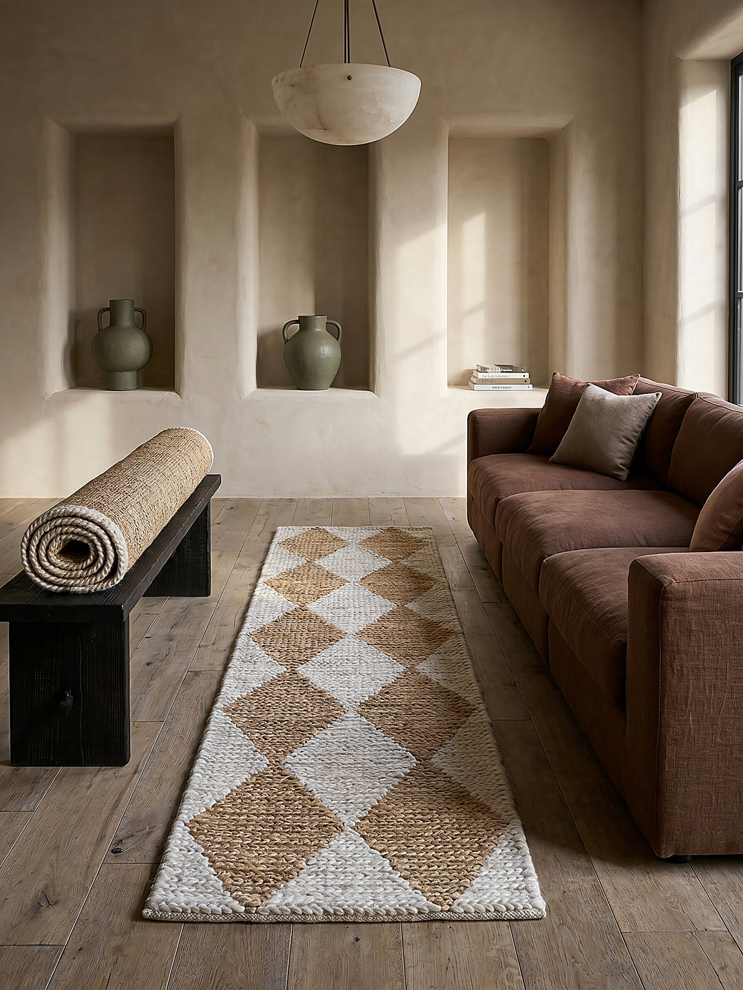Teppich Beige Läufer Editorial Interior als Designobjekt drapiert hochwertige Wohnaccessoires_