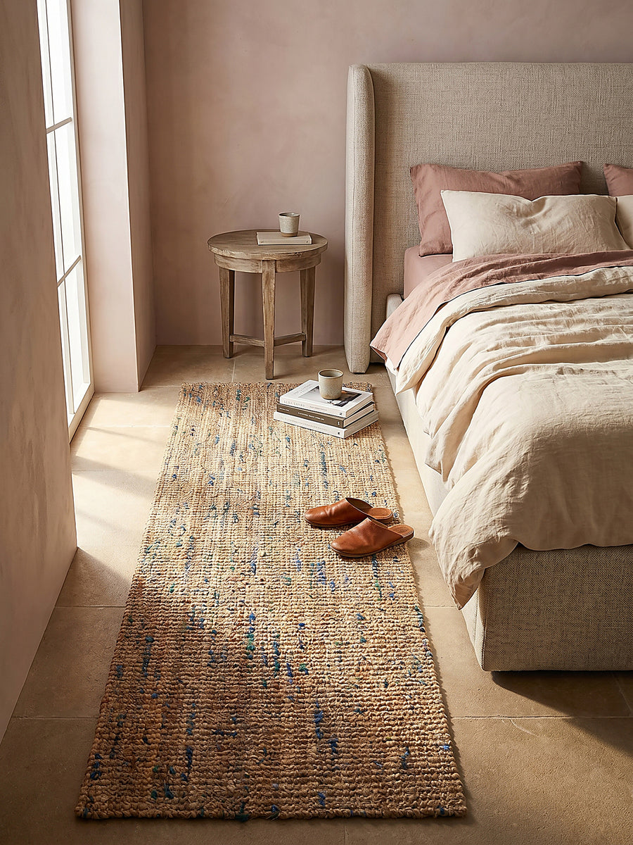 Teppich Natur-Blau Läufer im Wohnzimmer mit Couchtisch und Wohnaccessoires Wohnidee skandinavisch modern_