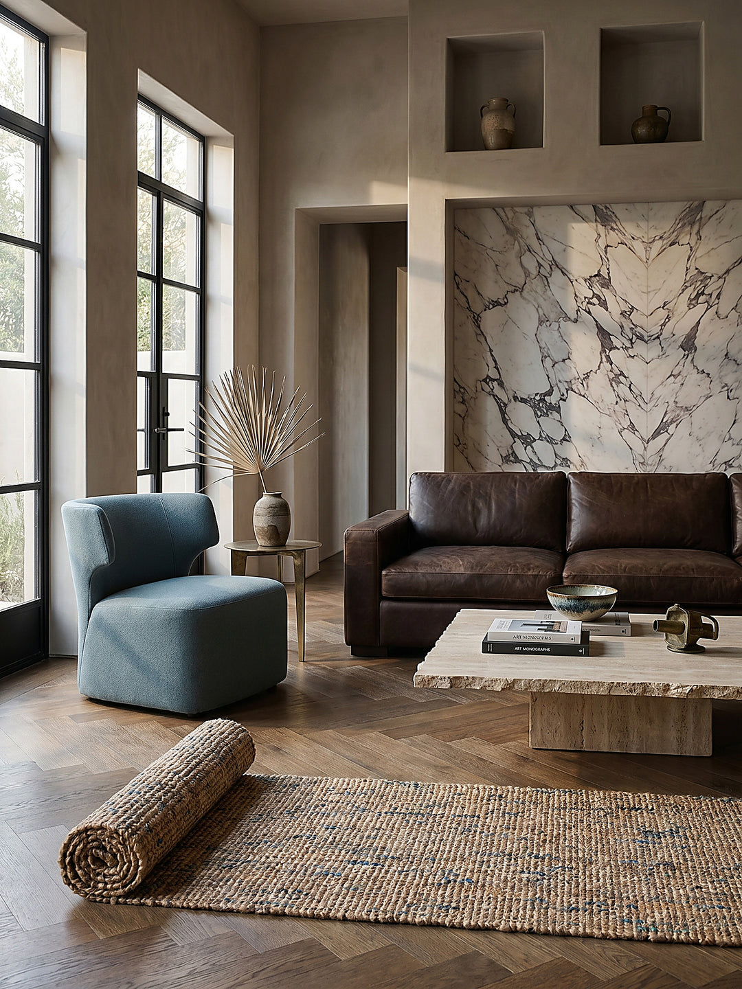 Teppich Natur-Blau Läufer Editorial Interior als Designobjekt drapiert hochwertige Wohnaccessoires_