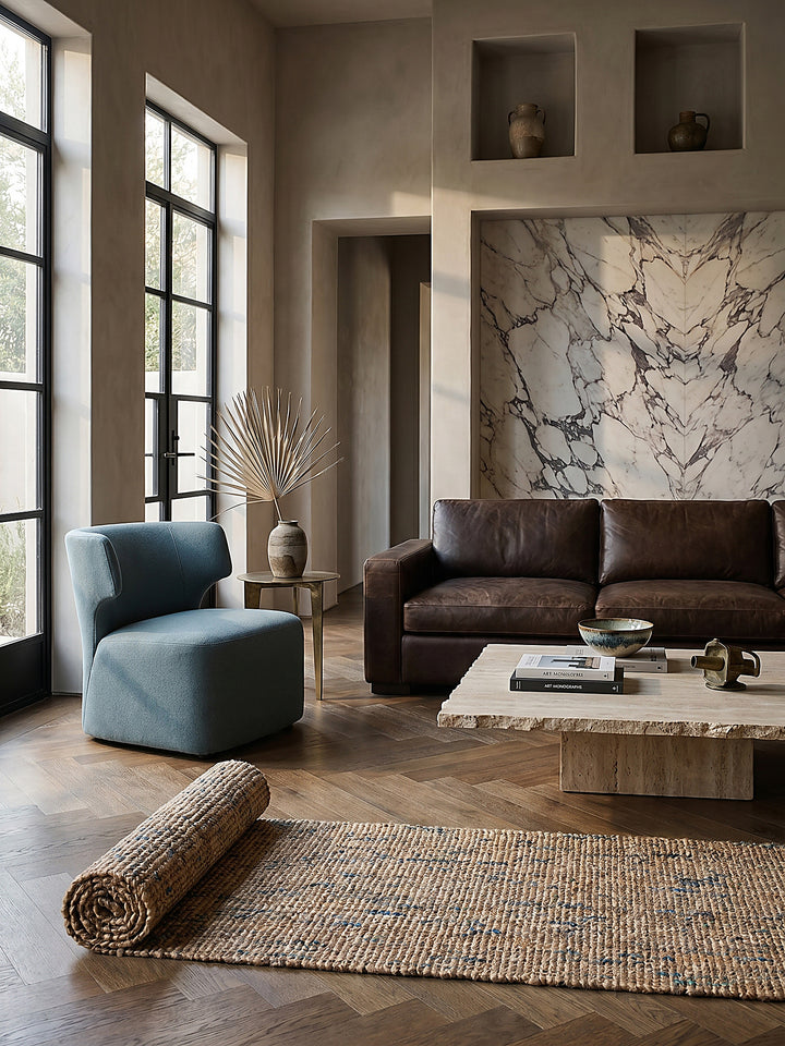 Teppich Natur-Blau Läufer Editorial Interior als Designobjekt drapiert hochwertige Wohnaccessoires_