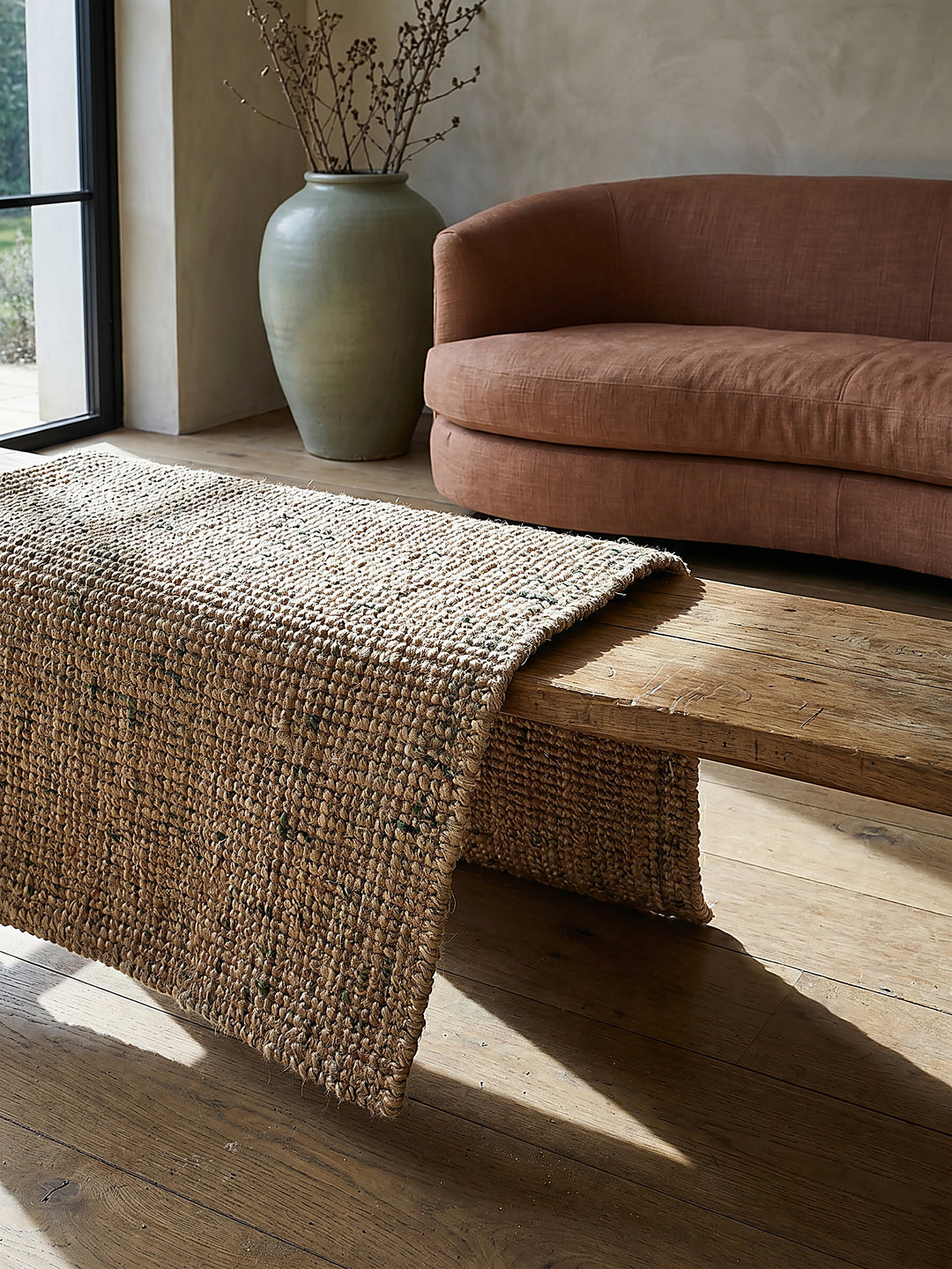 Teppich Natur-Grün rechteckig Editorial Interior als Designobjekt drapiert hochwertige Wohnaccessoires_
