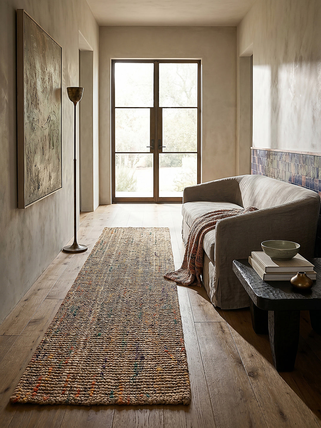 Teppich Natur-Multicolor Läufer Editorial Interior als Designobjekt drapiert hochwertige Wohnaccessoires_