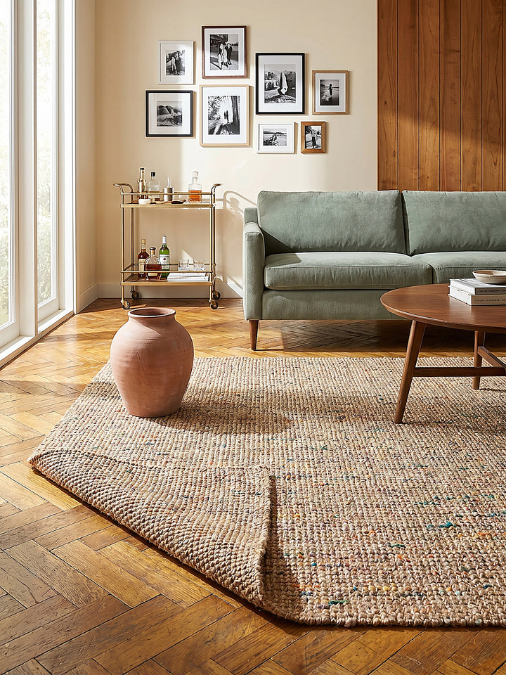 Teppich Natur-Multicolor rechteckig Editorial Interior als Designobjekt drapiert hochwertige Wohnaccessoires_