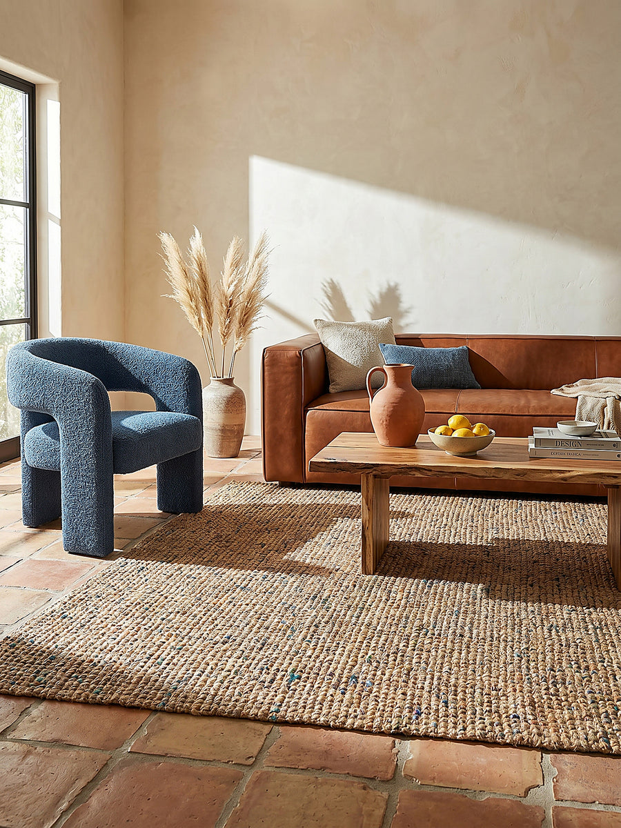 Teppich Natur-Blau rechteckig Editorial Interior als Designobjekt drapiert hochwertige Wohnaccessoires_