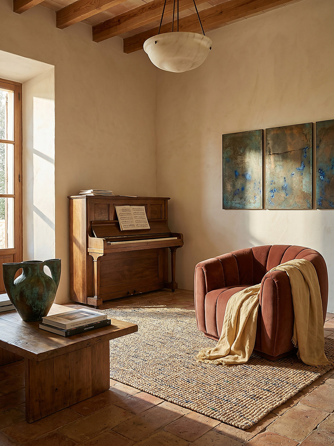 Teppich Natur-Blau rechteckig im Wohnzimmer mit Couchtisch und Wohnaccessoires Wohnidee skandinavisch modern_