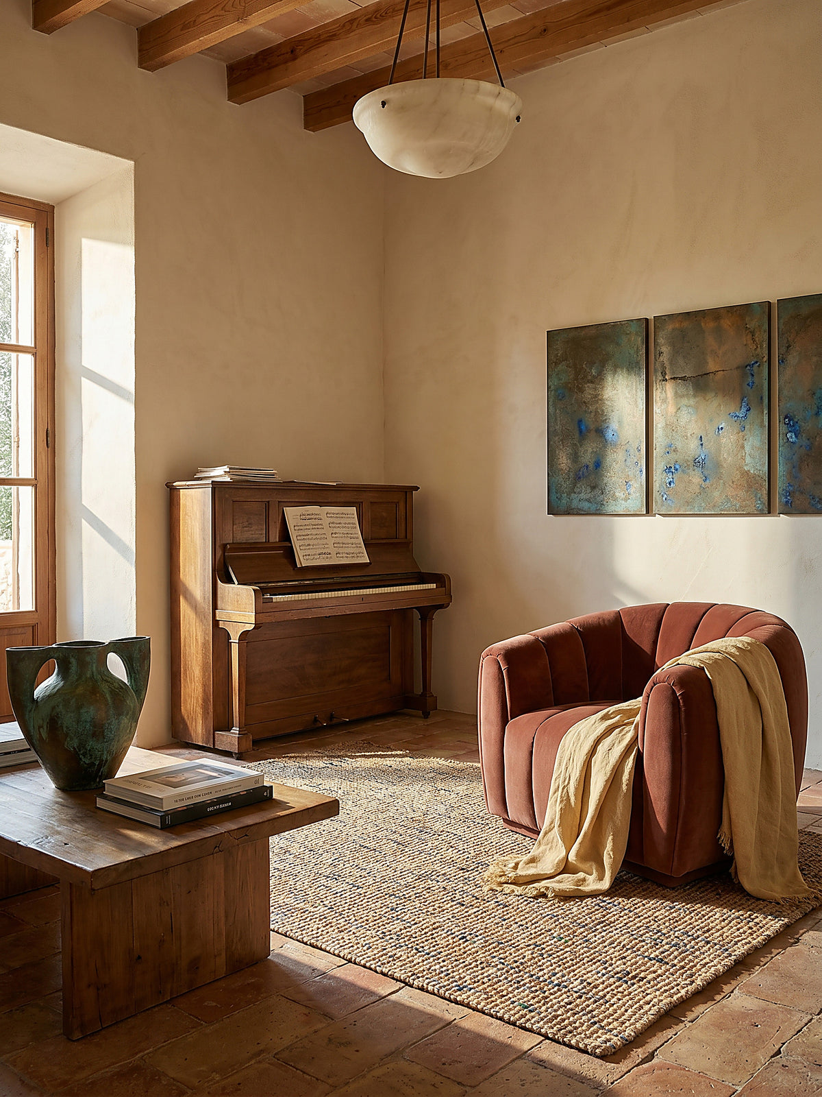 Teppich Natur-Blau rechteckig im Wohnzimmer mit Couchtisch und Wohnaccessoires Wohnidee skandinavisch modern_
