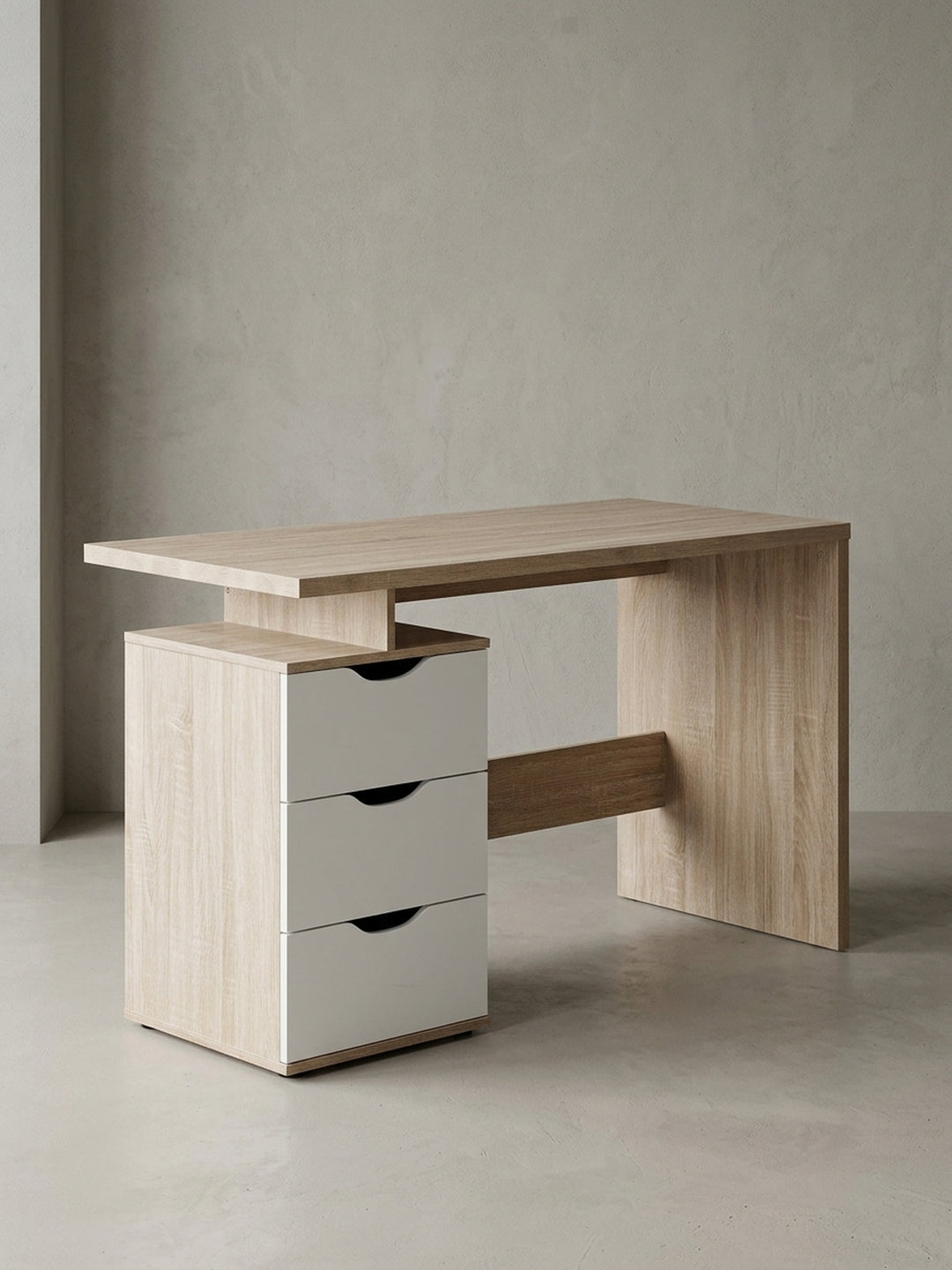 Schreibtisch aus Eiche Massivholz mit Schublade auf neutralem Betonhintergrund Frontalansicht 53x120x76 cm_