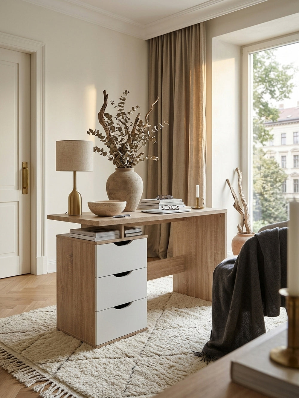 Schreibtisch aus Eiche Massivholz mit Schublade in modernem Home Office mit Teppich und stimmungsvoller Beleuchtung 53x120x76 cm_