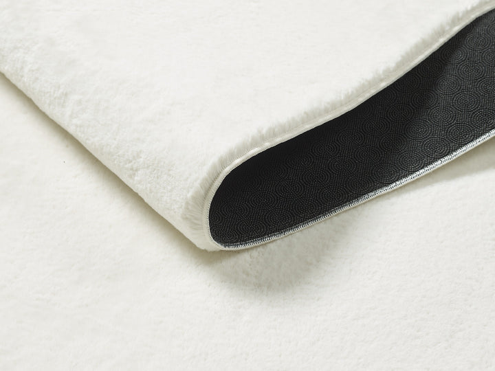 weicher Kurzflor Teppich Creme unifarben mit angenehm weicher Oberfläche als minimalistische Wohnidee aus der RUTOR Kollektion_