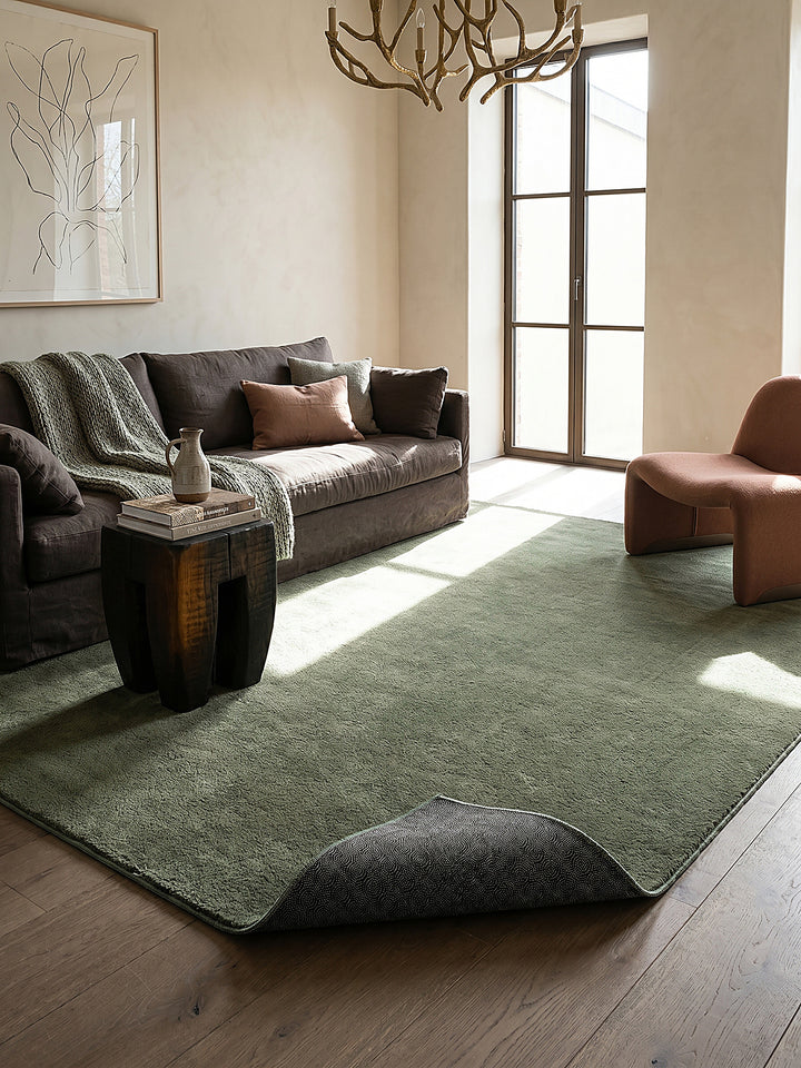 Teppich Waldgrün rechteckig im modernen Wohnzimmer_