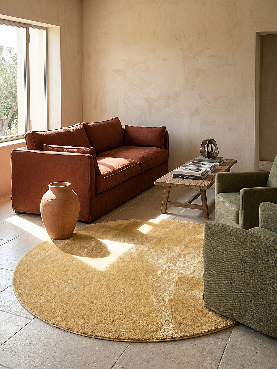 Teppich Gold rund im modernen Wohnzimmer_