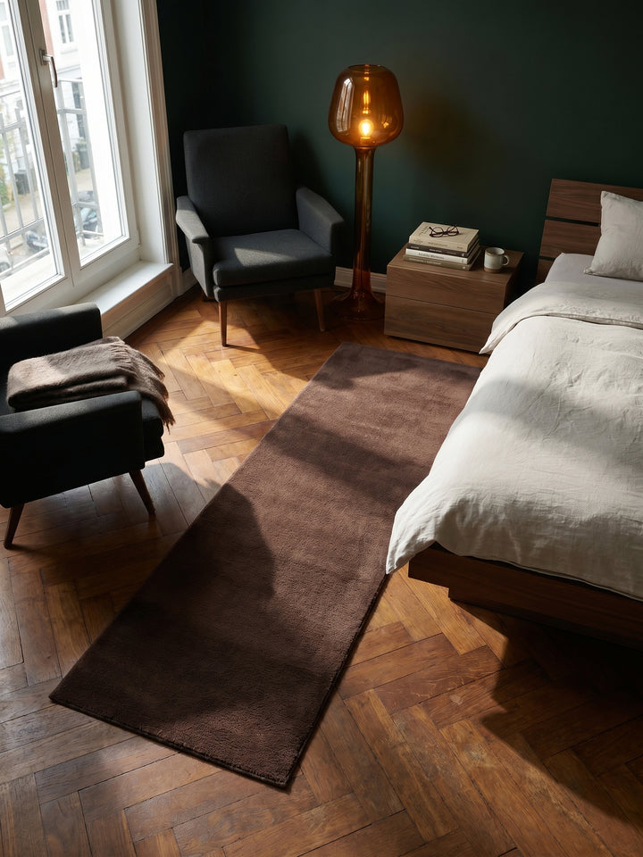 weicher Kurzflor Teppich Braun Unicolor in Polyester in gemütlicher Wohnzimmer-Szene aus der RUTOR Kollektion_