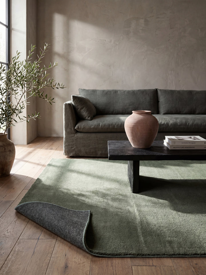 Teppich Waldgrün quadratisch Editorial Styling_