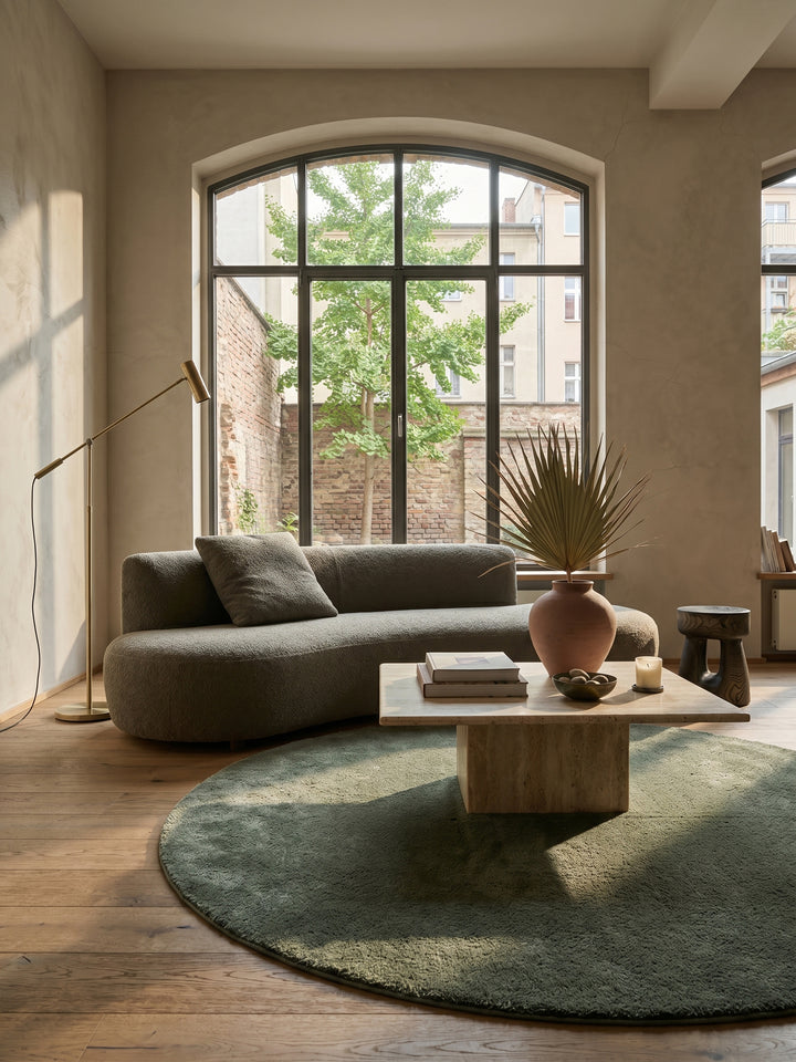 Teppich Waldgrün rund im modernen Wohnzimmer_