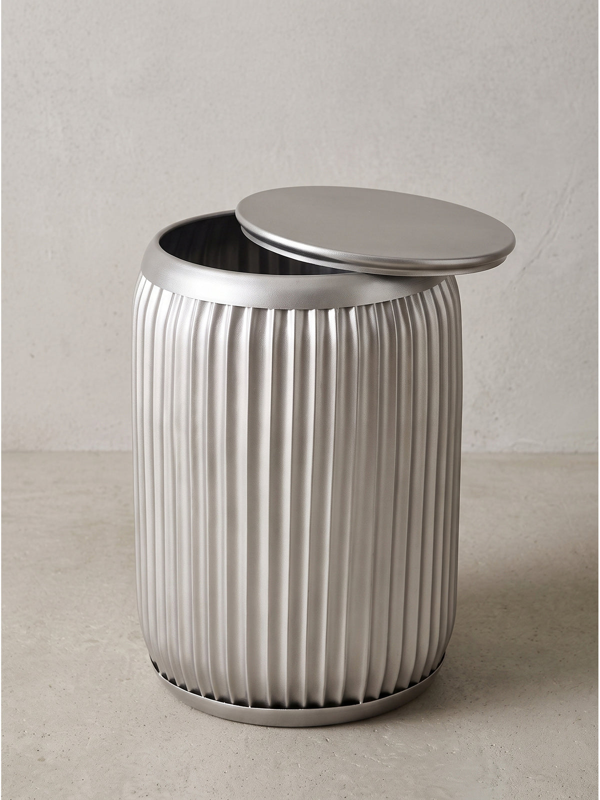 Übersichtsbild des modernen Beistelltisches aus lackiertem Eisen in Silber 35x50 cm fasst das raffinierte Design und die Materialqualität zusammen
