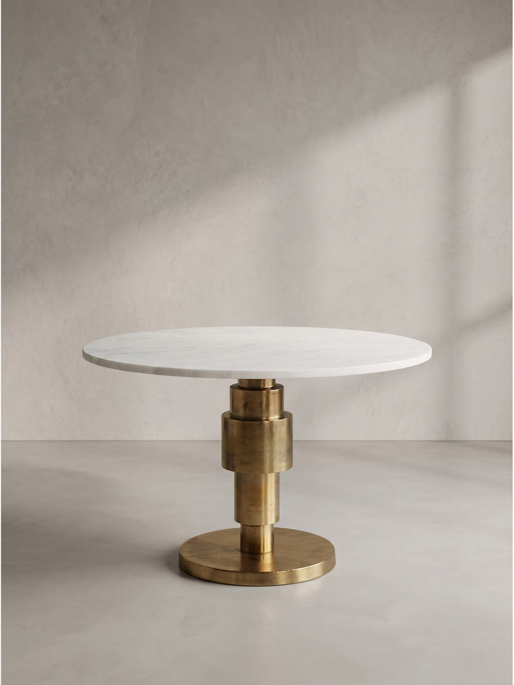 Gesamtübersicht des luxuriösen runden Couchtisches, der hochwertigen indischen Marmor mit einer markanten Art-Deco Gold-Optik formschön verbindet_