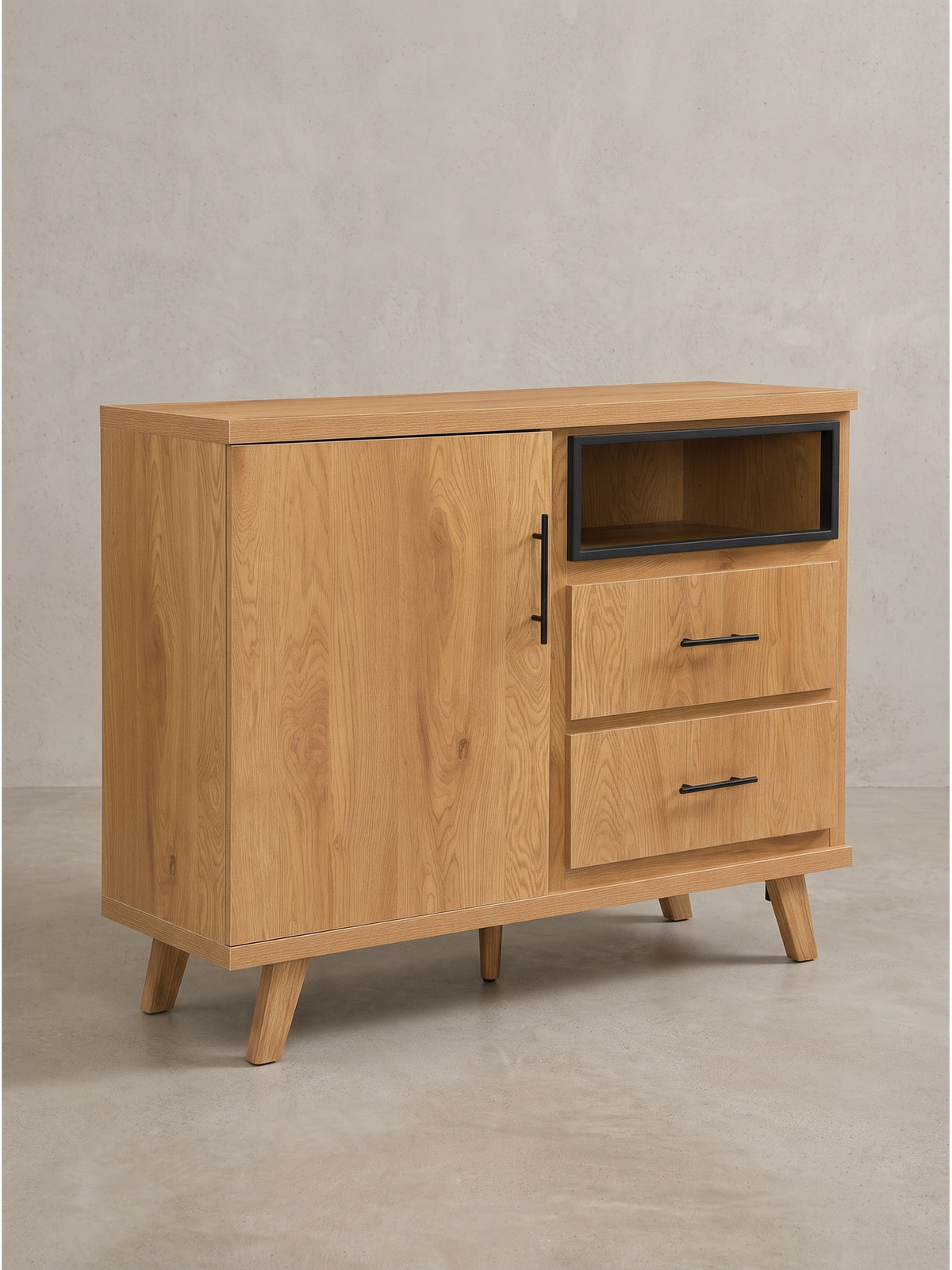 Freigestelltes Sideboard aus MDF in heller Eichenoptik mit mattschwarzen Griffen vor weißem Hintergrund._