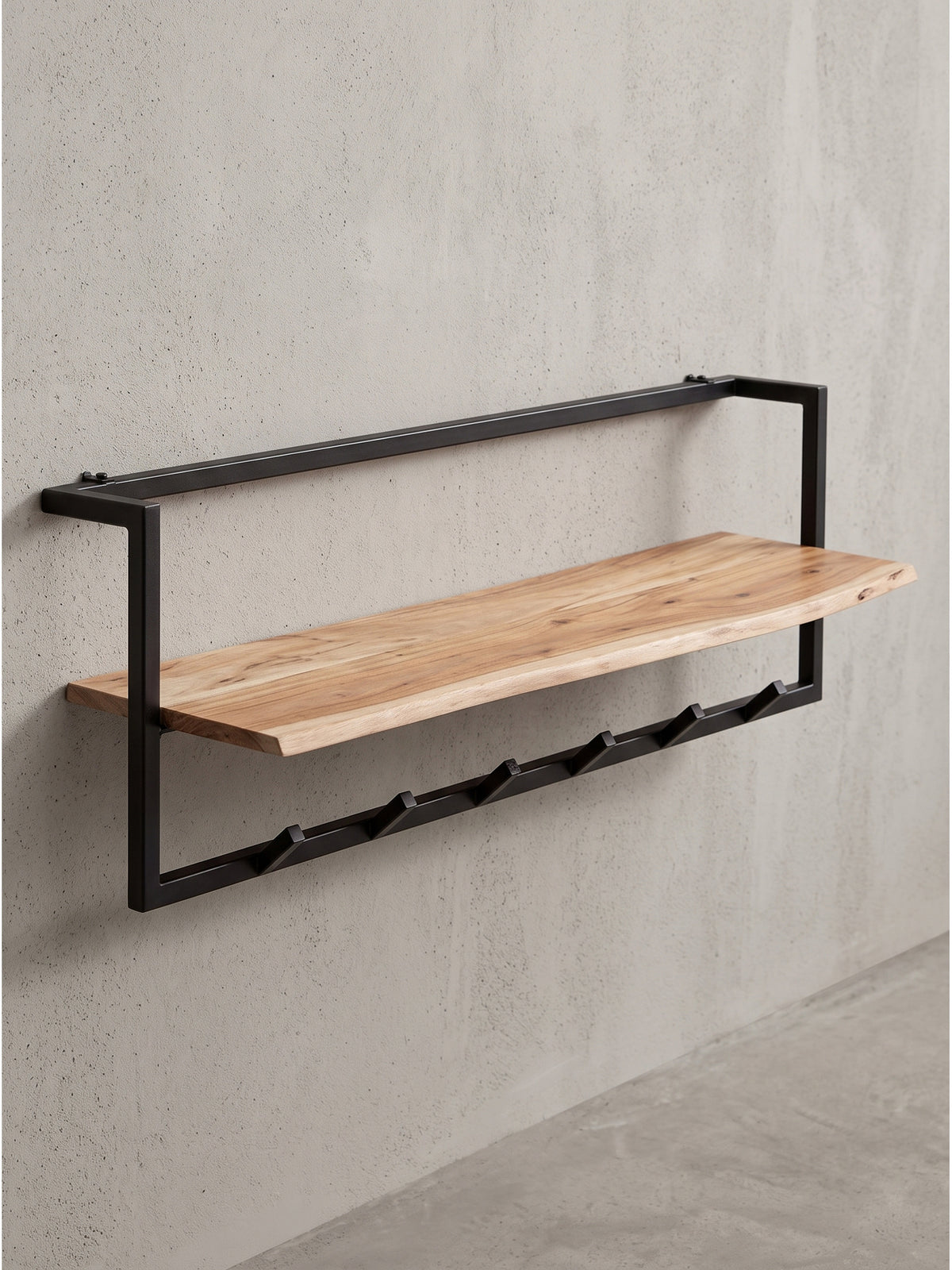 Frontalansicht der Wandgarderobe aus Akazienholz mit echter Baumkante und sechs schwarzen Haken vor weißem Hintergrund._