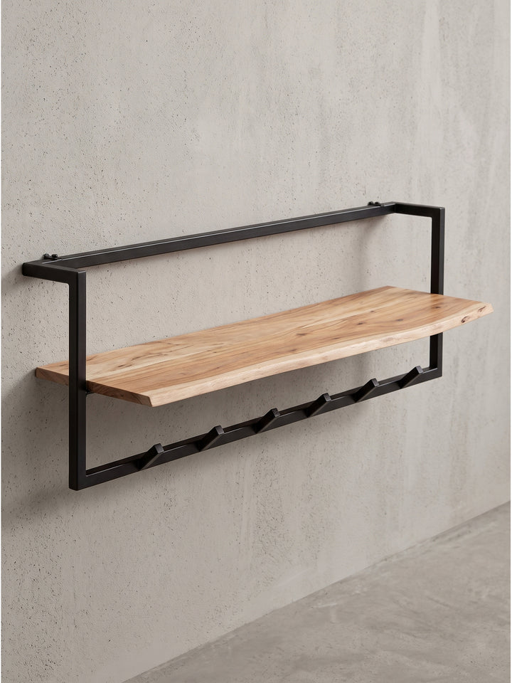 Frontalansicht der Wandgarderobe aus Akazienholz mit echter Baumkante und sechs schwarzen Haken vor weißem Hintergrund._