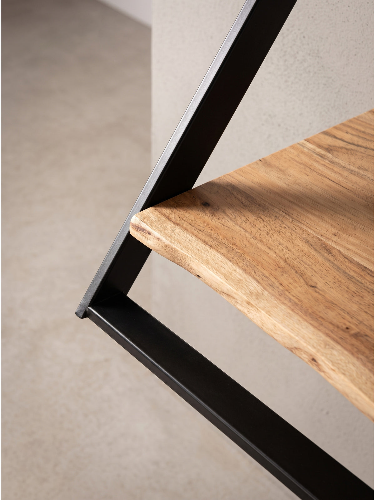 Alternative Winkelaufnahme der Holzwandgarderobe, die das asymmetrische Profil der natürlichen Baumkante im Detail hervorhebt.
