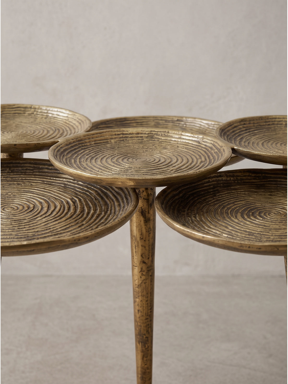 Künstlerisches Design-Highlight für das Wohnzimmer als stilvoller goldener Aluminiumtisch in kompletter freistehender Silhouette._
