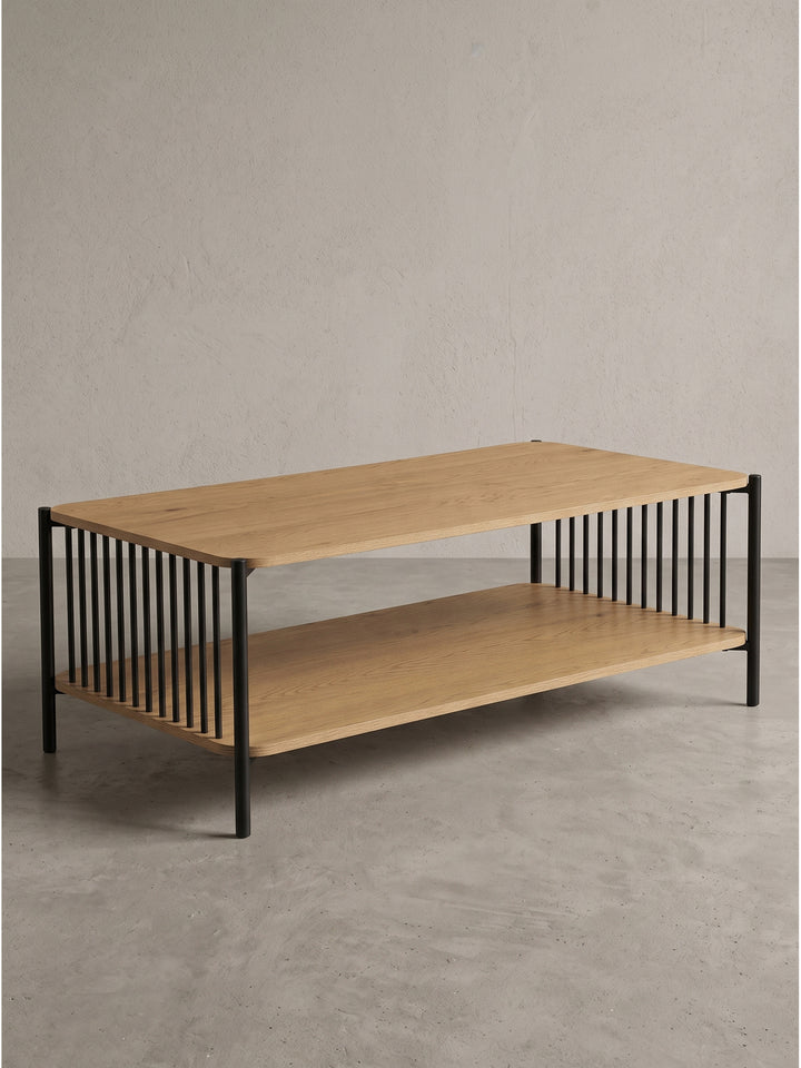 Freigestellter Couchtisch 110x60cm Rechteckig in heller Eiche Optik mit schwarzem Metallgestell auf weißem Hintergrund_