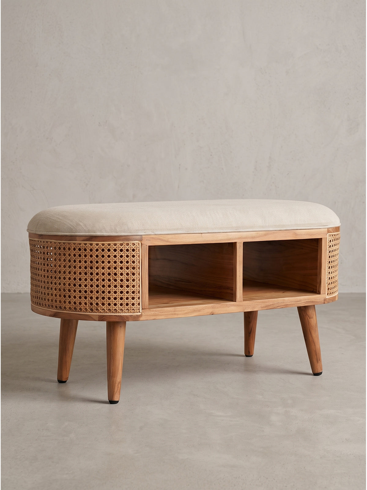 Vorderansicht der 90 cm breiten Sitzbank aus Akazienholz mit abgerundeten Rattan-Seitenteilen vor einem neutralen Hintergrund.