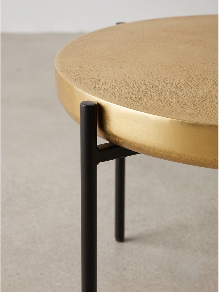 Gesamtansicht des runden Design-Couchtisches in Gold und Schwarz für eine luxuriöse Raumgestaltung_