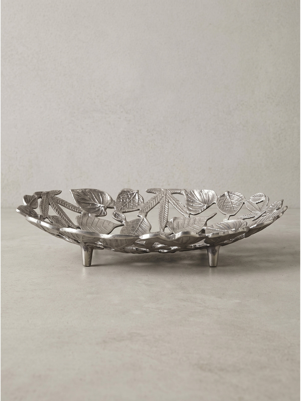 Silberne Obstschale aus Aluminium 49x31x8 cm im organischen Design auf drei Füßen freigestellt_